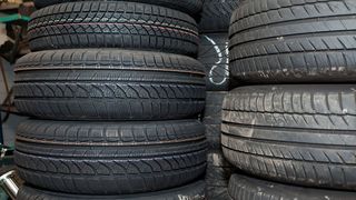 Wenn jetzt nach dem Wechsel auf die Winterreifen die Sommerräder eingelagert werden sollen, müssen Kfz-Betriebe den höheren Mehrwertsteuersatz von 19 Prozent berechnen.  (Bild: Promotor)