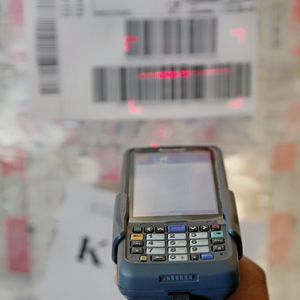 Emmi hat ihre grössten fünf Schweizer Produktions­standorte mit insgesamt 350 Maschinen digitalisiert und kann nun Produktionsdaten auf Knopfdruck analysieren. (Bild:  Schneider Electric)