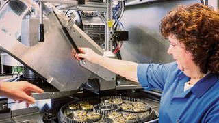 Bestückung der Feinschleifmaschine Spiro F5 mit Mikrokomponenten. (Supfina Grieshaber)