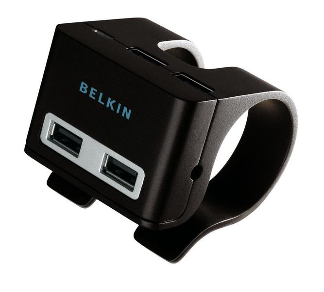 Der Clip-on-Hub hält, was der Name verspricht: Er lässt sich bequem an die Tischkante stecken. (Archiv: Vogel Business Media)