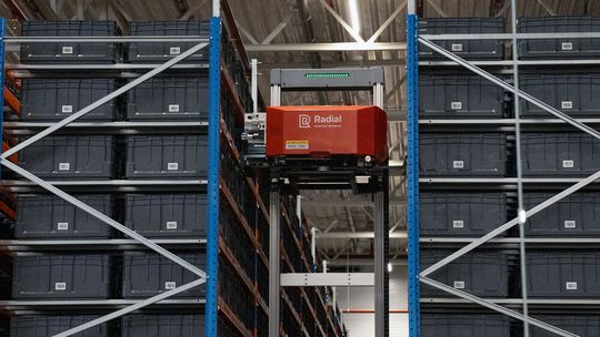 Diese Bin-to-Picker-AMR-Lösung von Dematic ist nicht nur beim 3PL-Modeanbieter Radial in Groningen im Einsatz, sondern auch auf der Fachmesse Logistics & Automation zu begutachten.(Bild:  Dematic)