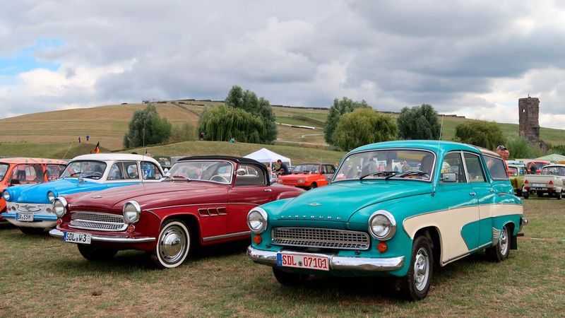 Bestseller aus Eisenach: Wartburg 311/5 Camping (rechts), daneben ein heute teurer 313/1 Sport. (Bild: Diehl)