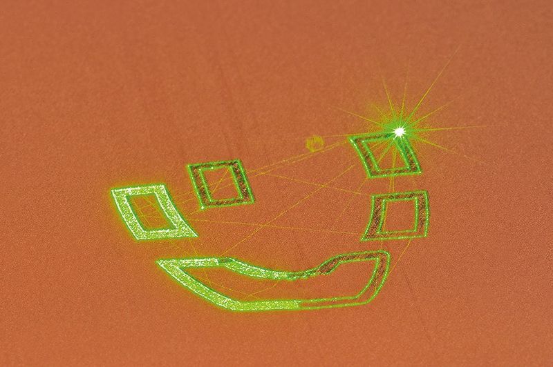 Belichtung einer Einzelschicht im SLM-Prozess mit grünem Laserstrahl zur Herstellung einer innengekühlten Spule für die induktive Wärmebehandlung.  (Fraunhofer ILT)