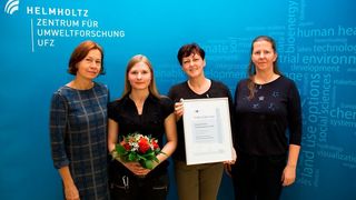 v.l.n.r.: Lehrausbilderin Astrid Rohmer, Lisa-Marie Bangen, Dr. Sabine Kleinsteuber und Dr. Heike Sträuber (fachliche Mentorinnen). (Martin Schröder, UFZ )