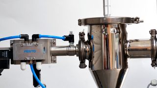 Derichs verfügt über ein richtungsweisendes Technikum, in dem, neben vielen anderen Anlagen, der Probenehmer zu Testzwecken vorhanden ist. (Bild: Derichs)