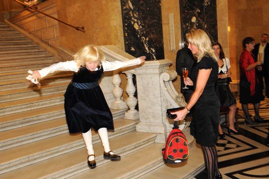 Viktoria Fremerey, die Tochter einer der nominierten Unternehmerinnen, hat indessen Wichtigeres zu tun: Sie testet, wie gut sich die Treppen zum Springen eignen. (Archiv: Vogel Business Media)