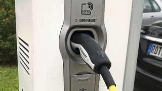 Das Laden bleibt ein wesentliches Problem der Elektromobilität. Vor allem im privaten Umfeld fehlt es an praktikablen Gelegenheiten. (Bild: Grimm/»kfz-betrieb«)