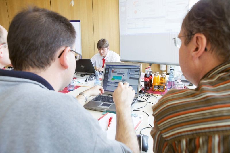 Die Teilnehmer müssen nicht passiv konsumieren, sondern sind in den Worshops aktiv dabei und erhalten einen tiefen Einblick u¨ber den Einsatz von Produkten, Systemen und Methoden (Bild: Automatisierungstreff)