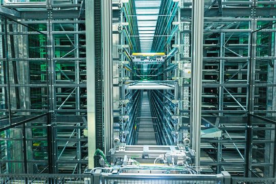 Storeware von Gebhardt sorgt für ein optimales Zusammenspiel der unterschiedlichen Lagersysteme – vom MLS über APL bis hin zu den beiden AKL und der verbindenden Fördertechnik. Storeware von Gebhardt sorgt für ein optimales Zusammenspiel der unterschiedlichen Lagersysteme – vom MLS über APL bis hin zu den beiden AKL und der verbindenden Fördertechnik.