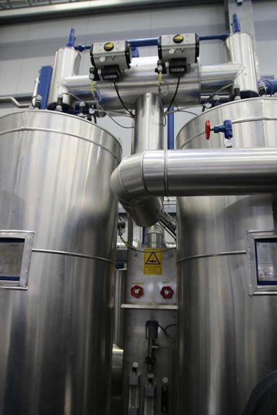 Aus dem Tank in den Laster: Abfüllstation für flüssiges CO2 im Industriepark Höchst. (PROCESS)