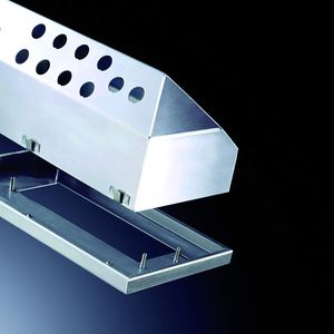 Bild 1: Flexibles Fügen eines Waagengehäuses: Der Laser schweißt im Wärmeleitverfahren die Sichtnähte nachbearbeitungsfrei und fügt im gleichen Arbeitsgang die Positionierbolzen per Tiefschweißen.