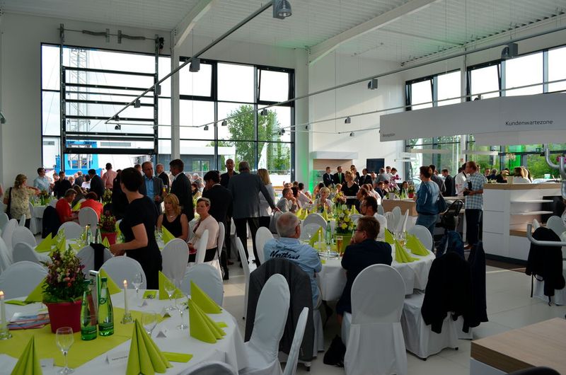 Allerdings war am Eröffnungstag nicht so viel von der Innen-CI zu sehen, da viele Gäste den Showroom füllten. (Bild: Grimm/»kfz-betrieb«)