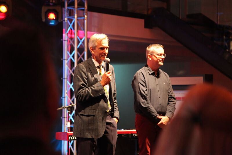 Geschäftsführer Ulrich Brass (li.) registrierte viele Besucher und ein reges Interesse am neuen Standort. (Brass)