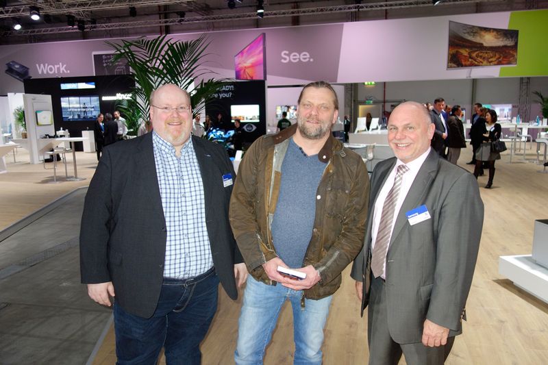 (v. l.) Jens Wege, Samsung, Detlef Löffers, DELO Computer, und Frank Kalisch, Samsung. (Bild: IT-BUSINESS)