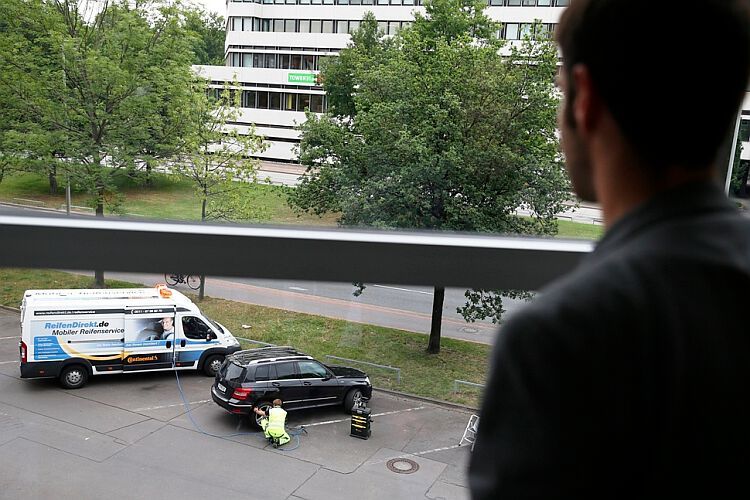 Laut Delticom sollen Internet-Reifenlieferung und Montage künftig Hand in Hand gehen. (Foto: Delticom)