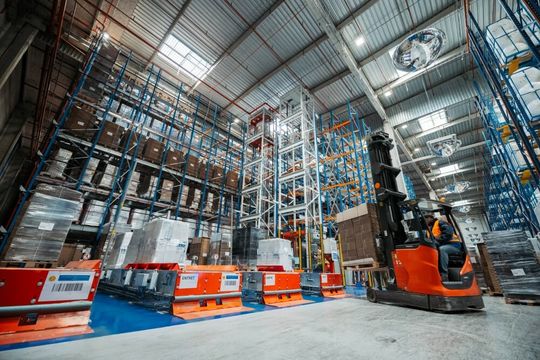 (Die Gabelstapler-Fahrer setzen im neuen Vertriebszentrum von Raja die Paletten zunächst auf automatisierte Förderbänder.  (Bild: Raja-Gruppe))