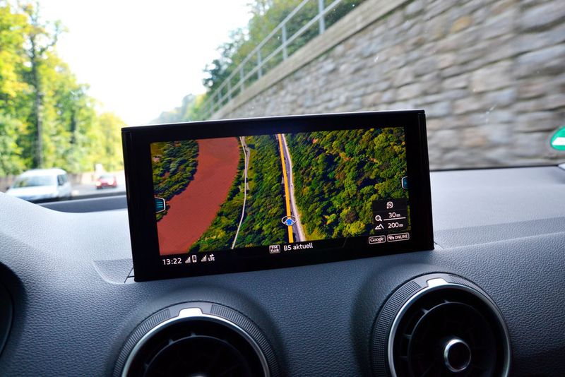 Die Bedienung des Q2 ist einfach: Weit oben in der Instrumententafel ist serienmäßig der MMI-Monitor positioniert. (Michel/»kfz-betrieb«)