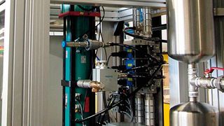 Bild 2: Der pneumohydraulische Antriebszylinder ersetzt konventionelle hydraulische Zylinderantriebe.  (Bild: Tox Pressotechnik)