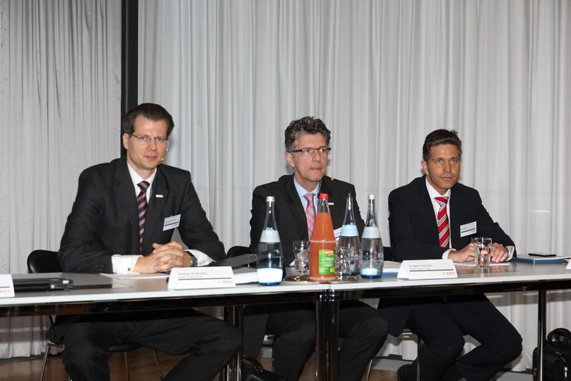 Blickten auf ein erfolgreiches Jahr zurück und präsentierten die Neuheiten für 2013: Henning von Boxberg, Vorsitzender des Bereichsvorstands von Bosch Power Tools, Dr. Egbert Schneider, Leiter Entwicklung weltweit, und  Bernd Müller, Leiter Verkauf Deutschland, Österreich, Schweiz (von links). (Bild: Kroh)