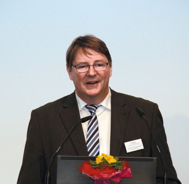Prof. Frank Barthelmä, IWQ: ,,Nur wenn der gesamte Fertigungsprozess betrachtet wird und alle Einflussfaktoren zur Optimierung herangezogen werden, können Effizienz und Produktivität gesteigert, können Fertigungskosten entscheidend reduziert werden.