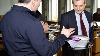 Neben den Vorträgen wurden auch verschiedene Exponate gezeigt. Im Bild: Demonstrator „Skulptur mit adaptiven Bedienelementen“. (Foto: S. Babonea / Fraunhofer ISC)