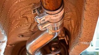 Der reine Einbau des SCR-Katalysators ist einfach: Die Anlage ist so konstruiert, dass sie an die vorhandenen Befestigungspunkte passt. Worauf die Werkstatt sonst noch achten muss, zeigt ein Erklärvideo der Hersteller Bosal und Dr.Pley (Simon/»kfz-betrieb«)