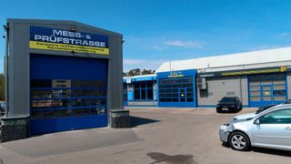 Blick von der Einfahrt auf die Immobilie der freien Werkstatt Schwanfelder in Rednitzhembach. Links die Prüfstraße, rechts die Werkstätten. (Bild: Diehl – »kfz-betrieb«)