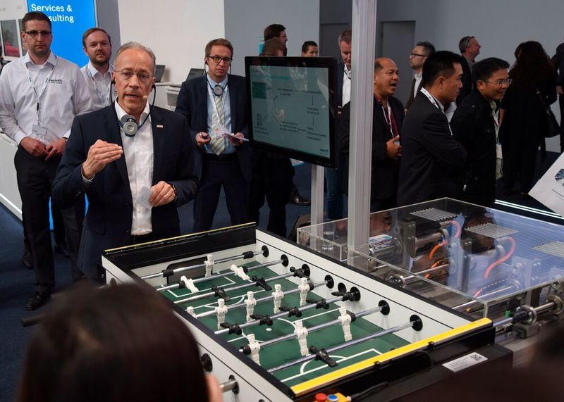 Tischkicker inklusive künstlicher Intelligenz am Stand von Bosch Rexroth. (Stefanie Michel)