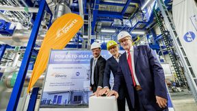 Stefan Kapferer, CEO der 50Hertz Transmission GmbH, Dr. Christof Günther, Geschäftsführer Infraleuna und Dr. Jürgen Ude, Staatssekretär für Strukturwandel und industrielle Großprojekte in der Staatskanzlei des Landes Sachsen-Anhalt, bei der feierlichen Inbetriebnahme des 35-Megawatt-Elektrodenkessels im Gas- und Dampfturbinenkraftwerk 2 am Chemiestandort Leuna. (Bild: Jens Schlüter/ Infraleuna)