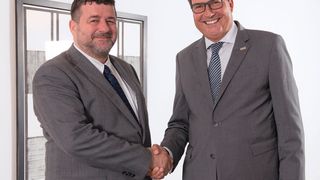 Jacques Lanners (links), Vorstandsvorsitzender der Ceratizit-Gruppe, und Dr. Christof Bönsch, Geschäftsführer der Komet Group, nach der Vertragsunterzeichnung. (Ceratizit)