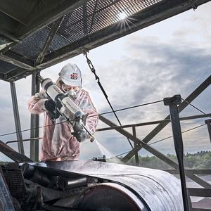 Eine Beschichtung verlängert den Lebenszyklus des Fördergurtes und schließt Lücken in zeitkritischen Prozessen. Solange kein kompletter Austausch des Gurtes notwendig ist, ermöglicht das Produkt eine mehrfach wiederholbare und wirtschaftliche Instandsetzung. (Bild:  Rema Tip Top)