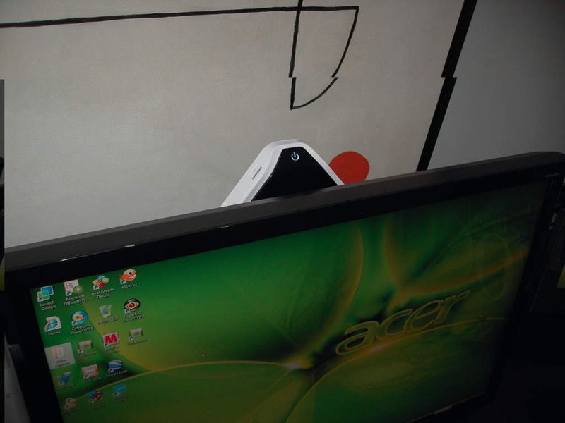 Selbst hinter dem Monitor ist der Power-Knopf des Aspire Revo noch gut zu erreichen. (Archiv: Vogel Business Media)