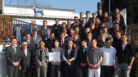 Ein guter Jahrgang: Bei der Innung Niederrhein konnten zahlreiche junge Männer und auch junge Frauen sich über ihre Leistung freuen. Insgesamt absolvierten 197 Kfz-Mechatroniker die Prüfung, darunter waren auch zwei junge Frauen. (Archiv: Vogel Business Media)