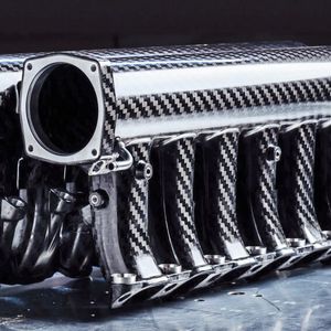 Auch wenn jede Menge Leichtbauteile dazu beitragen, das Gesamtgewicht des Veyron zu senken, so fällt dieser mit 1.880 kg deutlich schwerer aus als die in der Entwicklungsphase angepeilten 1.550 kg.(Bild:  Benjamin A. Monn)