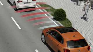City-Notbremsassistenten zählen schon heute in vielen Fahrzeugen zur Serienausstattung. (Bild: Volkswagen)