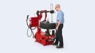 Ein Radheber ist optional erhältlich und schont bei schweren Pneus den Rücken des Mitarbeiters. (Bild: Hunter)