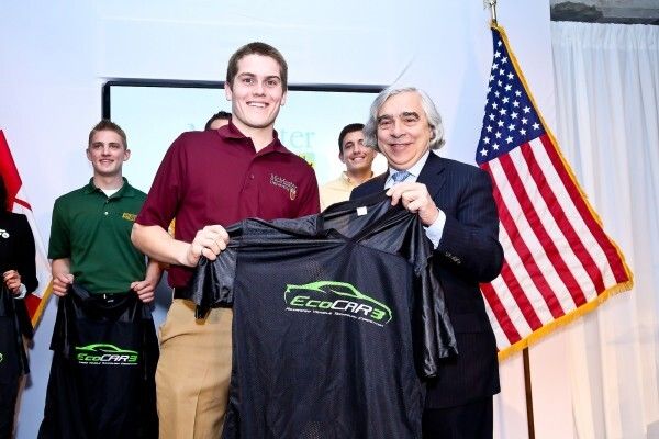 Dr. Ernest Moniz, Secrectary of Energy, US Department of Energy mit Teilnehmern der EcoCAR 3 Competition (Bild:  U.S. Department of Energy)