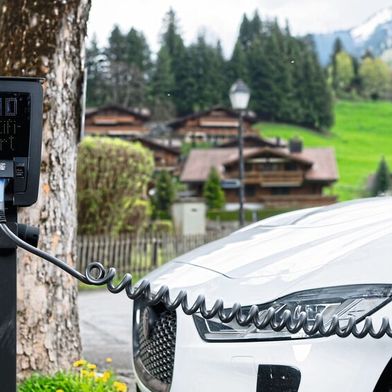 Immer mehr Menschen reisen im Sommer mit dem Elektroauto durch Europa. Eine gute Ladeinfrastruktur und eine durchdachte Routenplanung sorgen für entspannte Roadtrips über lange Distanzen. (Bild: frei lizenziert)