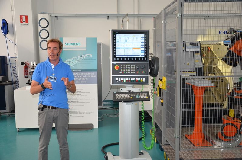 Der Roboter muss nicht mehr über eine eigene Software geschult werden. Die Schnittstelle ist dem klassischen Maschinenbediener bekannt und er an die Bedienung gewöhnt. Davon erhoffen sich Siemens und Kuka eine höhere Akzeptanz der Robotik als z.B. Zuführeinheit. (Jablonski)