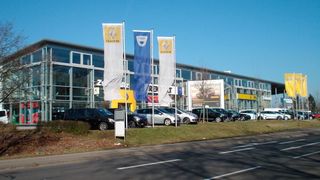 Hauptsitz des Autohauses Zschernitz am Mühlburger Bahnhof in Karlsruhe. (Bild: Zschernitz)