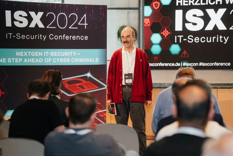 News-Analyst bei Insider Research und Podcast-Host Oliver Schonschek betreute den Tech Track, in dem konkrete Anwendungsbeispiele für technisch versierte Teilnehmer aufgezeigt wurden. (Bild: Vogel IT-Akademie)