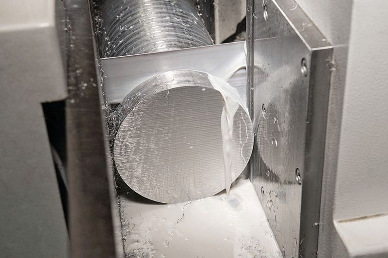 Der vollautomatische Hochleistungsbandsägeautomat eignet sich speziell für schwer zerspanbare Werkstoffe. (Schmobi)