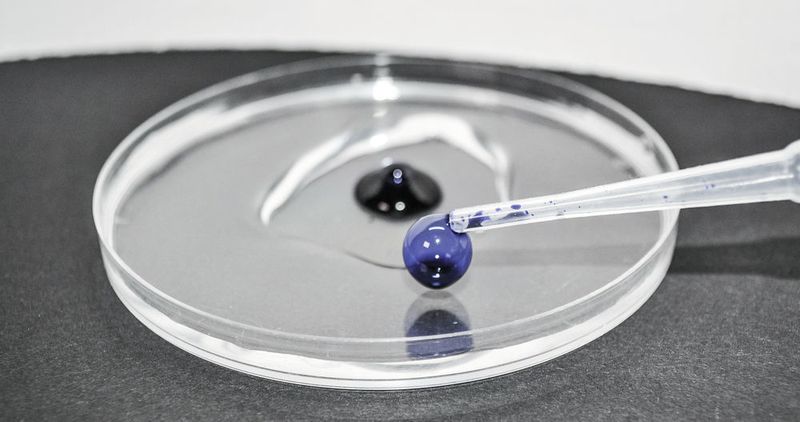 In Laboratorien darf kein Tropfen einer Probe verschwendet werden. Mithilfe von Automation lässt sich der Zeitaufwand und die Fehleranfälligkeit von Analysen deutlich verringern. (CC0 Public Domain, Pixabay.com)