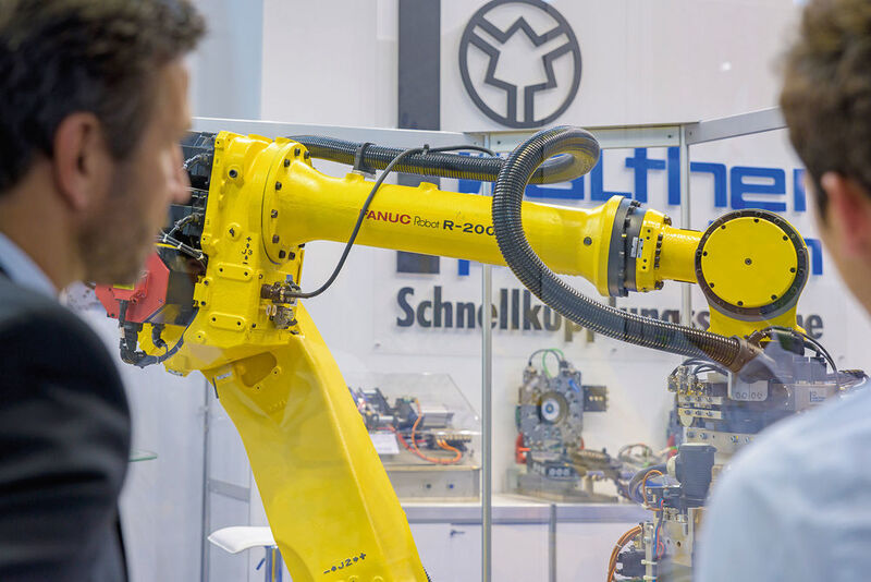 Auf der 35. Internationalen Fachmesse für Produktions- und Montageautomatisierung trifft sich die weltweite Roboter-Szene und zeigt die Systemintegration und Prozessfähigkeit von Robotern. (Bild: P. E. Schall)