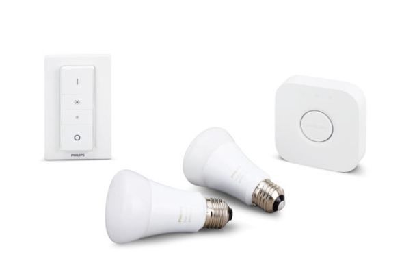 LED-Lampenserie Hue White Ambiance A19:  Entwickelt, um der Lichtfarbe einer Glühbirne zu ähneln, liefert die Hue White Ambiance A19 eine komplette LED-Lampenserie für Wohnbereiche. Die Lampen können drahtlos über eine Smartphone-App oder den mitgelieferten Schalter gesteuert werden. Dabei sind vier verschiedene, natürlich anmutende Lichtfarben über personalisierte Einstellungen verfügbar. Eine Reduzierung des Energieverbrauchs um bis zu 80 Prozent motiviert dazu, die Vorteile von LED-Lampen erstmals oder verstärkt zu nutzen, Hersteller Philips Lighting, Eindhoven, Niederlande. (Bild: Red Dot /  Philips Lighting)