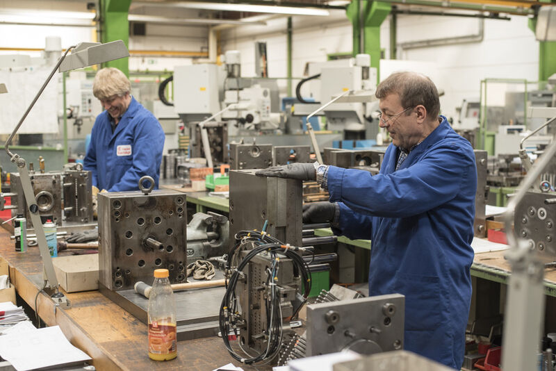 Im Werkzeugbau von Paul Henke werden die Spritzgusswerkzeuge gewartet und außerdem 100 neue pro Jahr gebaut. (Bild: Kardex Remstar)