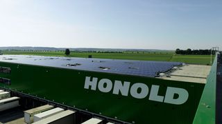 Solardach: Honold hat mit PV-Anlagen auf seinen Dachflächen seit 2010 schon über 28.000 Tonnen Kohlendioxid eingespart. (Bild: Honold)