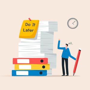 Was sind die Ursachen der Aufschieberei? Jeder Mensch strebt danach, sich gut zu fühlen und seinen Selbstwert zu erhalten. Doch allzu oft geschieht es, dass der Selbstwert mit dem eigenen Erfolg gleichgesetzt wird. Das führt unweigerlich dazu, dass sich ein schlechtes oder bedrückendes Gefühl breitmacht, wenn der notwendige Erfolg ausbleibt. Für den Ausgleich werden folglich häufige und kurzfristige Erfolgserlebnisse benötigt. Diese können erreicht werden, indem Sie kleine Aufgaben erledigen. Ganz zum Nachteil von größeren Aufgaben, denn diese bleiben oft unerledigt und werden bis kurz vor knapp aufgeschoben.(Bild:  © yellow_man – stock.adobe.com)