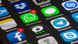 Bereits der Abgleich oder Import von Messenger-Kontakten mit dem Telefonbuch führt im geschäftlichen Kontext zu Problemen. (Bild: LoboStudioHamburg)