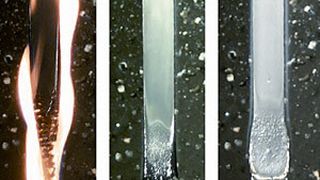 Der Unterschied zwischen einen normalen und einem schwer entflammbaren Kunststoff zeigt sich hier deutlich. (Bild: BAM)